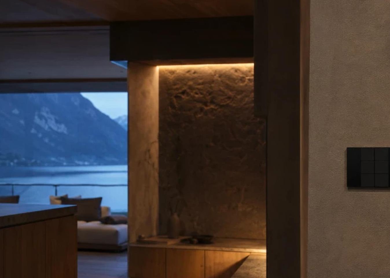 Modernes Wohnzimmer mit indirekter Beleuchtung und Smart-Home-Taster